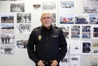 <span lang= es-es >La trayectoria, en im�genes</span>. Si uno entra en las dependencias de la Polic�a Auton�mica en Santiago ver� numerosas fotograf�as y recortes de prensa de los operativos realizados por estos agentes, y que decoran las paredes de sus dependencias. Y es que la colaboraci�n con la prensa es entendida de la mejor manera posible en este cuerpo de seguridad, donde son conscientes de que ambos oficios son compatibles y ofrecen un servicio a la sociedad. En la imagen se puede ver a Fernando Molina posando con una de esas paredes, al fondo, con rese�as de prensa. 