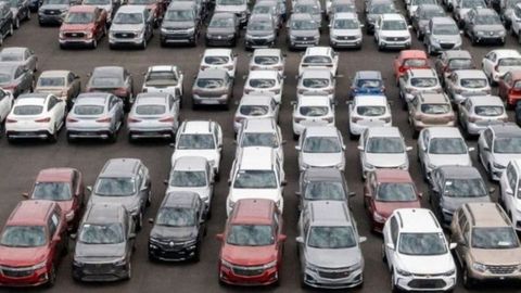 Imagen de archivo de coches de diferentes marcas en un almac�n.