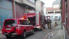 Los bomberos apagan el fuego en una nave en Almacenes Industriales, en Oviedo