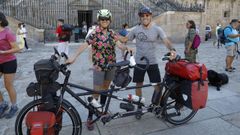 Garbi�e e I�aki llegaron en coche a Santiago y partieron el viernes en t�ndem del Obradoiro, rumbo a Fisterra. La primera noche la pasaron en Olveiroa (Dumbr�a) y la segunda en el albergue Oc�anus de Fisterra. Destacan la buena atenci�n, limpieza y amabilidad de los hospitaleros, as� como por parte de la hosteler�a. �Es una maravilla�, dicen.