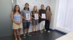 Los cuatro estudiantes fueron recibidos en la sede compostelana de la Asociaci�n Espa�ola Contra el C�ncer.