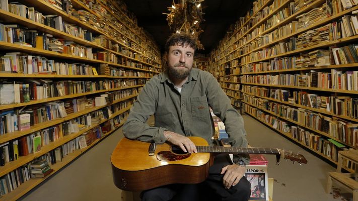 El cantante santiagu&eacute;s Luis Ferc&aacute;n en la liber&iacute;a A Tobeira de A Coru&ntilde;a.