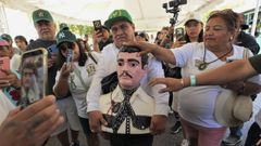 Devotos en la capilla de Jes�s Malverde, considerado el santo de los narcos y de los pobres, en Culiac�n (estado de Sinaloa).