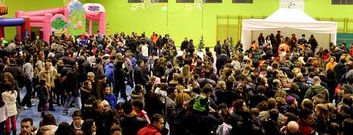 El pabell�n de deportes de Oroso acogi� una gran fiesta con largas colas para ver a los Reyes Magos.