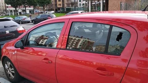 Un coche con cristales rotos en Teatinos