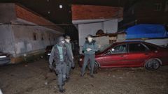 Operativo de la Guardia Civil en el poblado de O Vao en abril del 2016