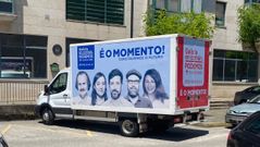 Imagen de la caravana electoral de Galicia en Com�n con los candidatos provinciales, y la ministra de Trabajo