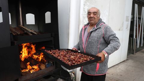 Fernando Cazador vende castaas asadas junto al mercado municipal de Ribeira