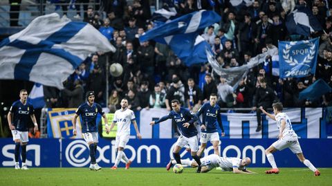 Montoro, con el bal�n, durante el Oviedo-Alav�s