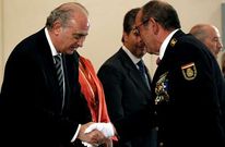 Fern�ndez D�az felicita al gallego Seraf�n Castro, conocido por su actuaci�n como jefe de las pesquisas del caso Bret�n, durante el acto de promoci�n a comisario principal de la polic�a celebrado ayer.