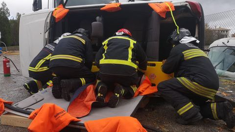 Jornada de convivencia de agrupaciones de Protecc��n Civil en Allariz.M�s de 400 voluntarios se reunieron en esta jornada en Allariz. Protecci�n Civil de Maceda, GES de Lobios y Tr�fico de la Guardia Civil hicieron un taller de accidente de veh�culo de mercanc�as peligrosas