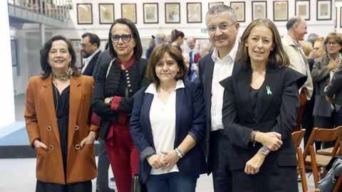 De izquierda a derecha: Virginia Pubul, jefa de medicina nuclear del CHUS; Laura de Paz, jefa de oncologa del CHUF; Ana Carballo, jefa de oncologa radioterpica del CHUS; Rafael Lpez, jefe de oncologa del CHUS y Rosario Garca Campelo, jefa de oncologa del Chuac