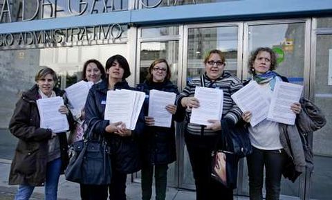 Padres de alumnos presentaron ayer las firmas en el registro de la Xunta. 