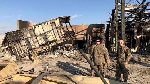 Soldados estadounidenses inspeccionan el lugar donde impactaron los misiles iraníes en la base de Ain al Asad