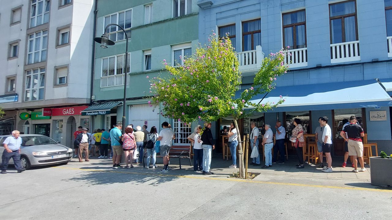 Domingo 3 de agosto: treinta personas haciendo cola para comprar pan