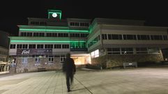 Consistorio de Carballo, anoche, iluminado de verde 