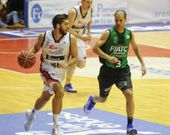 Pepe Pozas, defendido por Sabat, ante el Joventut. 