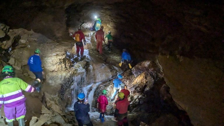 Un grupo de visiyantes en la cueva Ceza en un recorrido guiado que se ofreci el pasado noviembre