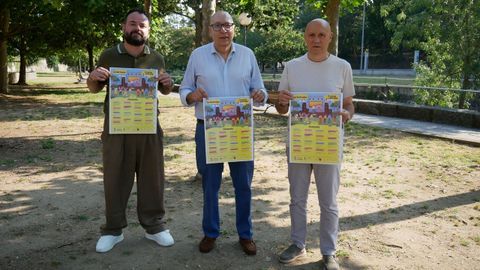 Los tres miembros del grupo de gobierno de Barbad�s (Daniel Rey, el alcalde Xos� Carlos Valc�rcel, y Jos� Manuel Morgade) con los carteles del Ver�n Cultural.