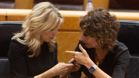 La ministra de Trabajo, Yolanda D�az, y la ministra de Hacienda, Mar�a Jes�s Montero, charlan la �ltima vez que se aprobaron unos Presupuestos Generales del Estado, los del 2023.