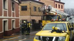 Un momento de la actuaci�n de los bomberos en el incendio registrado en Nore�a