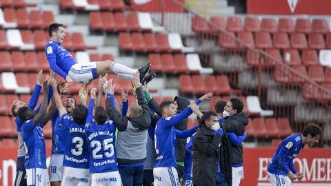 Diegui Johannesson, manteado por sus compaeros al trmino del partido ante el Sporting