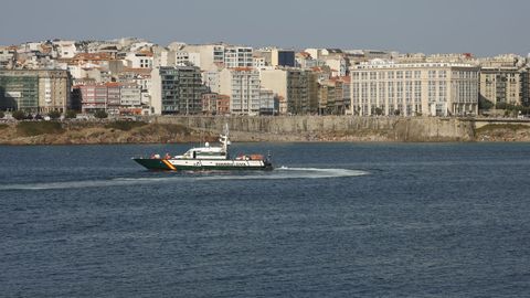 Dispositivo en el mar por el eclipse