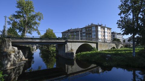 Ponte Riberia, con parte antigua y una plataforma metlica