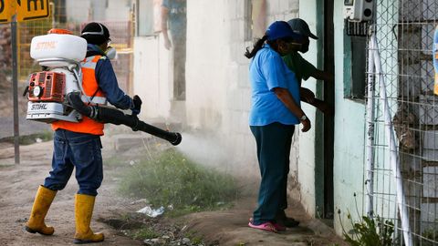 Personal sanitario del municipio de Quito desinfecta las casas de vecinos cercanos a una anciana de 91 aos que falleci por covid-19