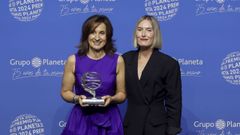 Paloma Snchez-Garnica, ganadora del Premio Planeta 2024, junto a la finalistaBeatriz Serrano.