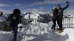 Una pareja se saca una foto entre la nieve en Pajares