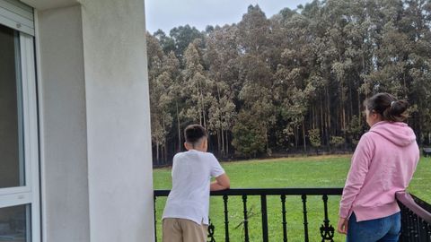 En Folgosa, Santa Cilla (Foz), arriba, el fuego fue controlado a escasa distancia de las casas