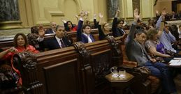 Los ediles de la Marea y los del PSOE, a la izquierda y al fondo, en el momento de la votaci�n. 