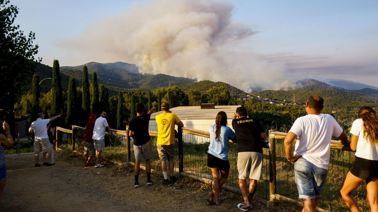 Los bomberos catalanes se multiplican ante la simultaneidad de incendios