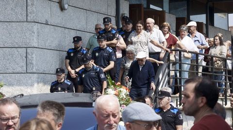 Asistentes a la misa de funeral a la salida de la iglesia en la que tuvo lugar