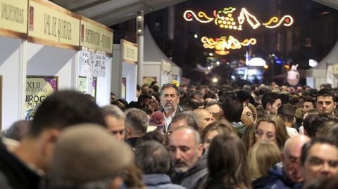 La carpa de las bodegas est en la Ra Real, la principal calle del casco urbano de Quiroga