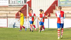 Xandre (dorsal n�mero 2), celebrando con sus compa�eros su gol de semichilena lateral con el que abri� la goleada al Pontevedra C.F.