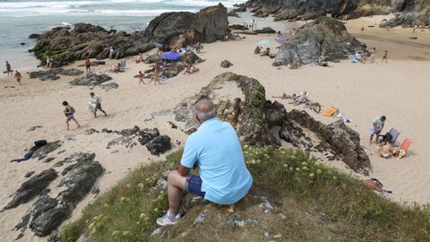 Ba&ntilde;istas de la playa de A Frouxeira en Valdovi&ntilde;o, zona de especial inter&eacute;s para el eclipse