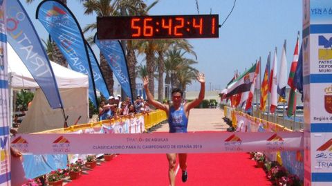 G�mez Noya, proclam�ndose campe�n del triatl�n de �guilas en el 2010