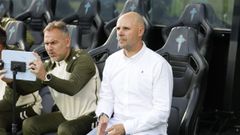 El entrenador del Celta Fortuna, Fredi �lvarez, en Bala�dos con su segundo, David Garc�a Sierra.