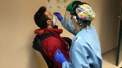 Cerca de 4.200 trabajadores de la comarca participaron en el cribado realizado esta semana en el hospital de Barbanza.