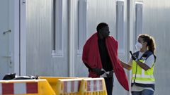 Uno de los 61 migrantes que lleg&oacute; este s&aacute;bado en cayuco al puerto de La Restinga, en la isla de El Hierro