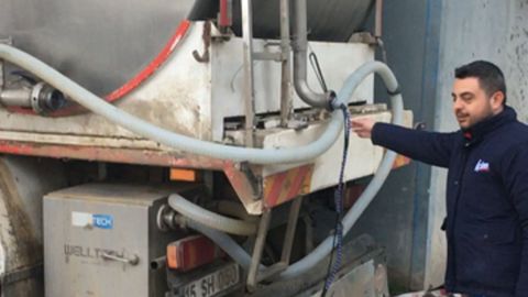 Cem Evcim haciendo una prueba con el dispositivo Thales
