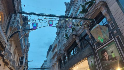 Detalle del alumbrado de Pr�ncipe, con faroles, p�jaros y adornos vegetales