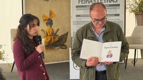 Nerea G�mez e Xos� Manuel Varela, presentando a s�a obra d�as atr�s na Feira das Letras de Baio