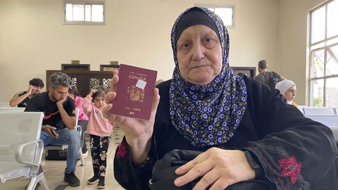 Julia Sayans, una de las primeras espaolas en cruzar el paso de Rafah, ensea su pasaporte