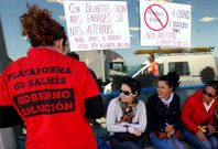 Uno de los actos reivindicativos que los afectados por las preferentes celebraron en A Illa.
