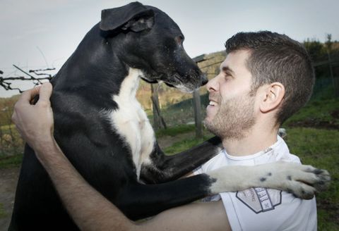 Prez abraza a su perro Walli, con el que consigui ganar el campeonato de Espaa de canicross. 