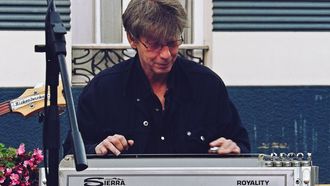 �lvaro Lamas, al frente de su m�tica steel guitar