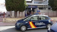 Un coche policial en la comisaria de la Polica Nacional